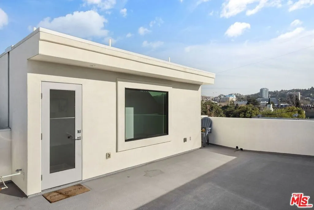 10612 W Kareen Court, Toluca Lake, California 91602 home-pic-26